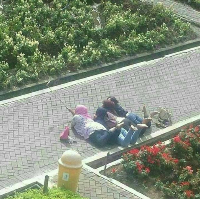 foto Editan cewek selfie ditrotoar dari warganet ini bikin ngkak